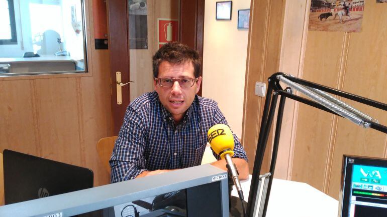 Javier puerto en los estudios de la Cadena SER