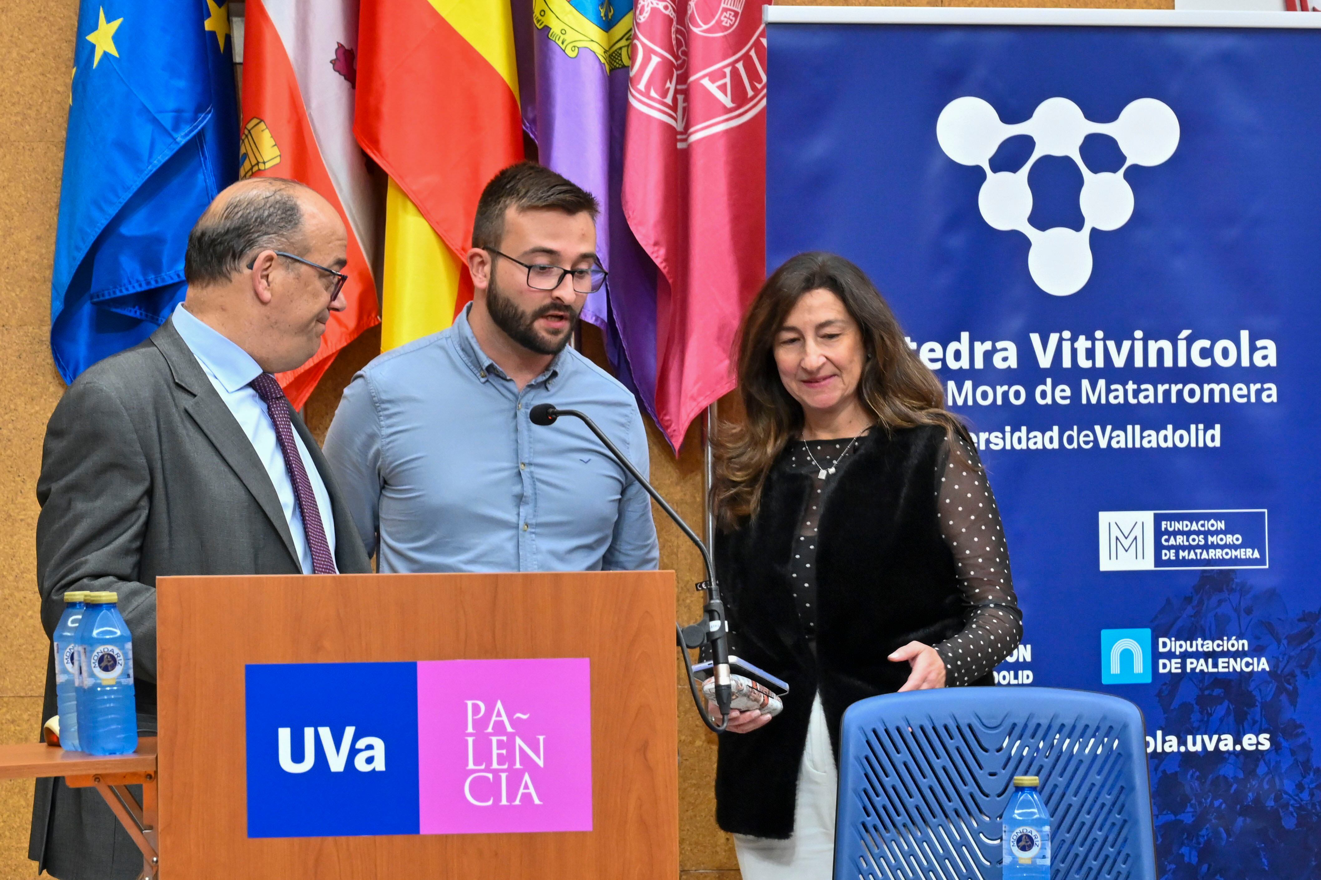 PALENCIA, 19/05/2025.- (izda a dcha) El director de ETSIA, Luis Miguel Cárcel, el enólogo David Rodríguez y Beatriz Urbano, Cátedra Vitivinícola de la Universidad de Valladolid durante su asistencia a una jornada organizada por la Cátedra Vitivinícola Carlos Moro de la Universidad de Valladolid en la Escuela de Ingenierías Agrarias de Palencia, que ha reunido a representantes de todas las denominaciones de origen de la comunidad, del Itacyl y de la Asociación Castellanoleonesa de Enólogos para reflexionar sobre los retos del sector. EFE/ Almudena Álvarez