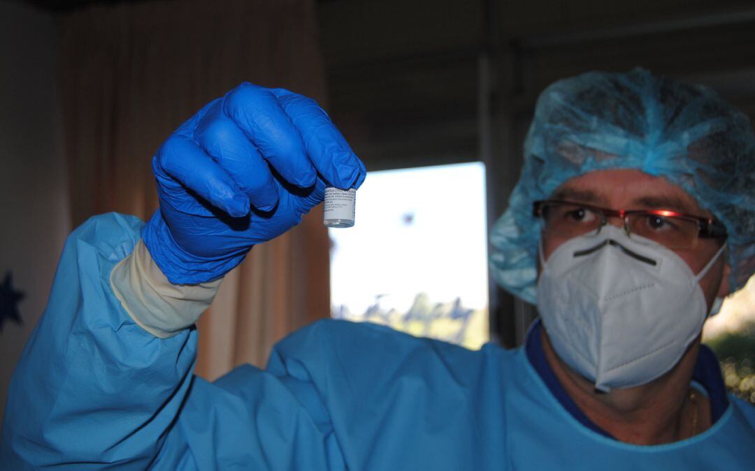 Sanitarios vacunan a ancianos en la Residencia 