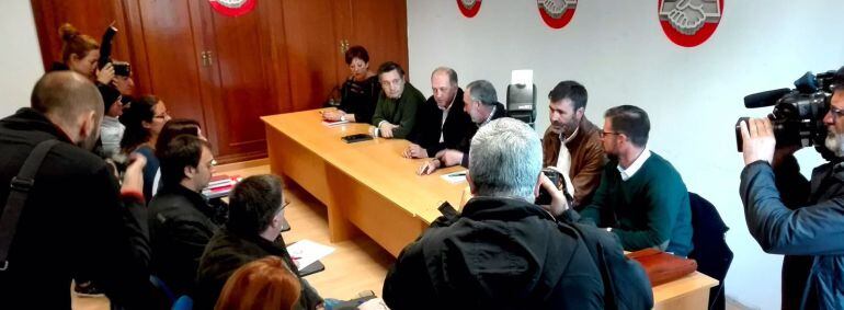 Leiceaga, PSOE, con miembros de UGT de varias empresas con conflictos laborales