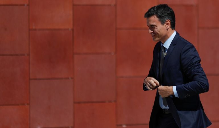 Pedro Sanchez llega a la reunión en Portugal