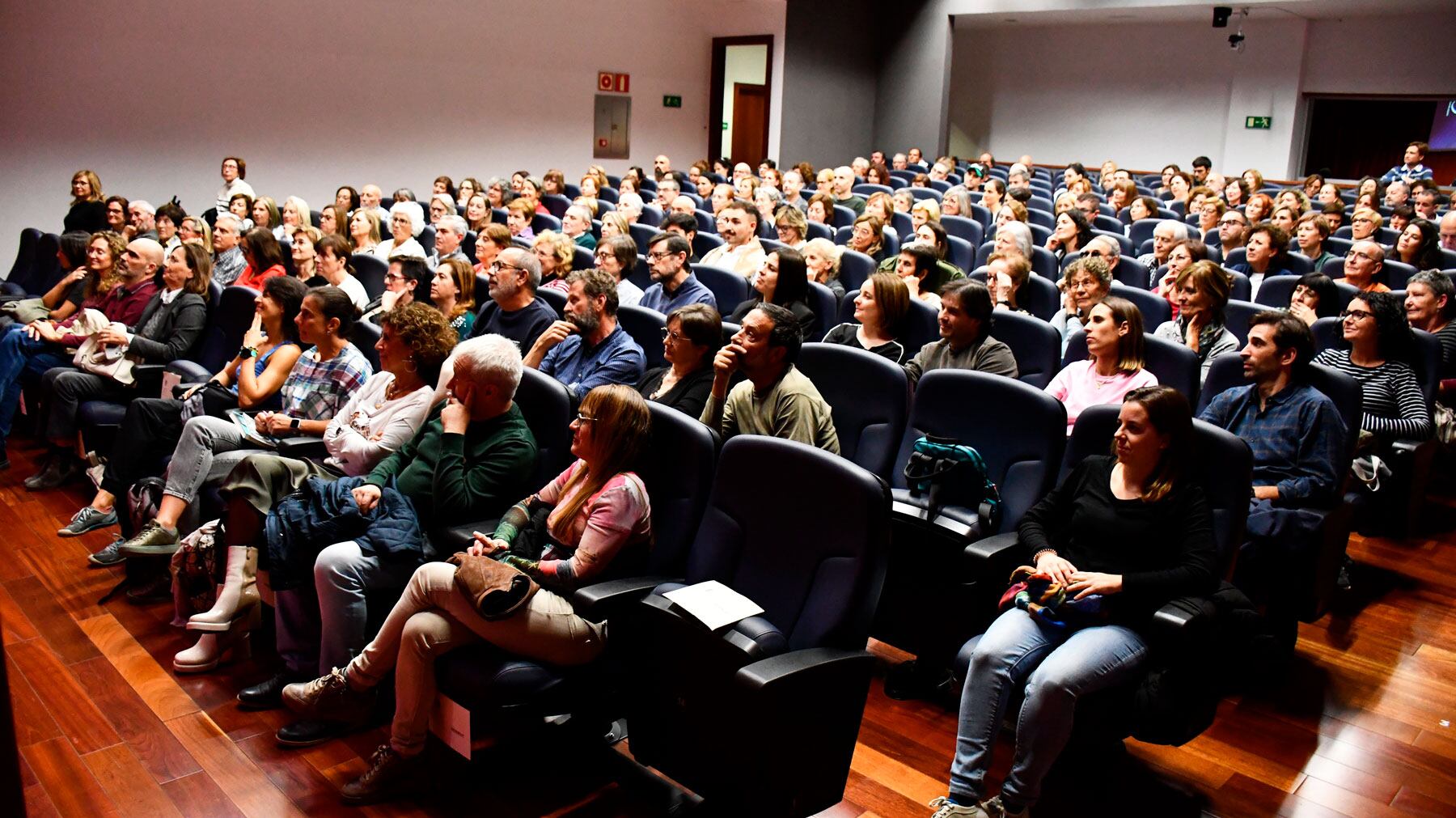 Imagen de los asistentes a una de las charlas que se están organizado en el IVAM CADA Alcoi durante la Semana de la Ciencia