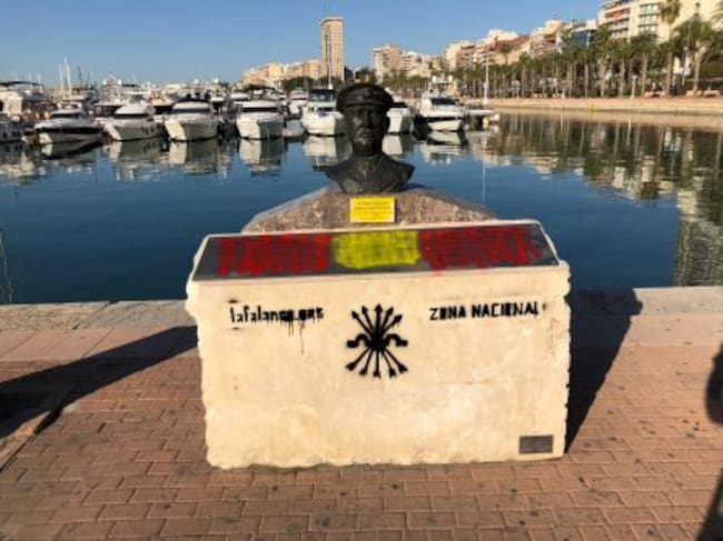 Busto del capitán del Stanbrook con pintdas fascistas