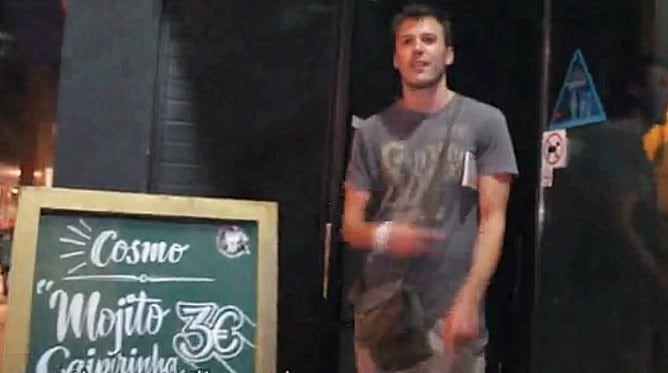 Fotograma d'un video que mostra una d'aquestes rutes de bars que l'Ajuntament de Barcelona vol prohibir