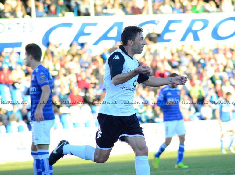 Jesús Perera, autor del gol del Mérida en Linares.