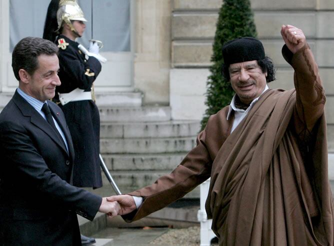 El presidente francés, Nicolas Sarkozy, da la bienvenida al líder libio, Muamar Gadafi, a su llegada al palacio del Elíseo, en París, Francia, en diciembre de 2007. Gadafi iniciaba una visita de seis días a Francia, en la que había una importante vertient