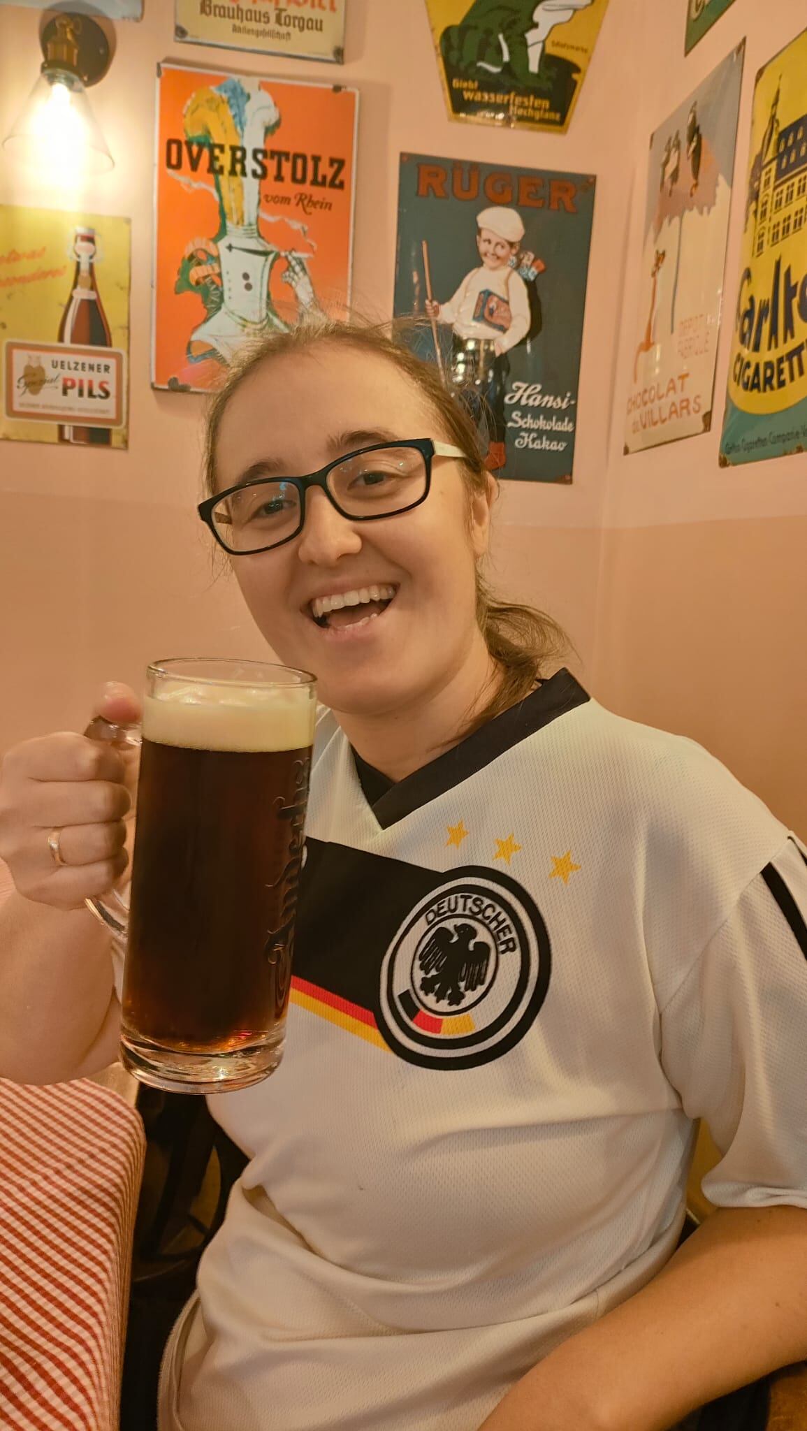 Nerea celebrando con una cerveza su nacionalidad alemana