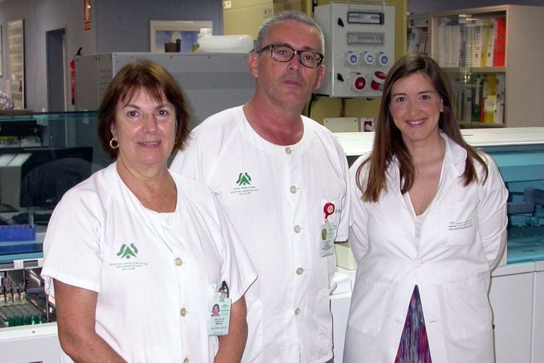 Los investigadores que han participado en este descubrimiento: Dra. Inés Camacho, el jefe del laboratorio Dr. Antonio Moro y la residente de Laborario de Análisis Clínicos, Paula Chaves, del Hospital de Valme en Sevilla