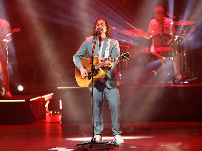FERROL, 10/06/2023.- El cantautor Andrés Suárez actúa en el marco de la gira de presentación de su trabajo "Viaje de vida y vuelta" este sábado en el Auditorio de Ferrol. EFE/ Kiko Delgado