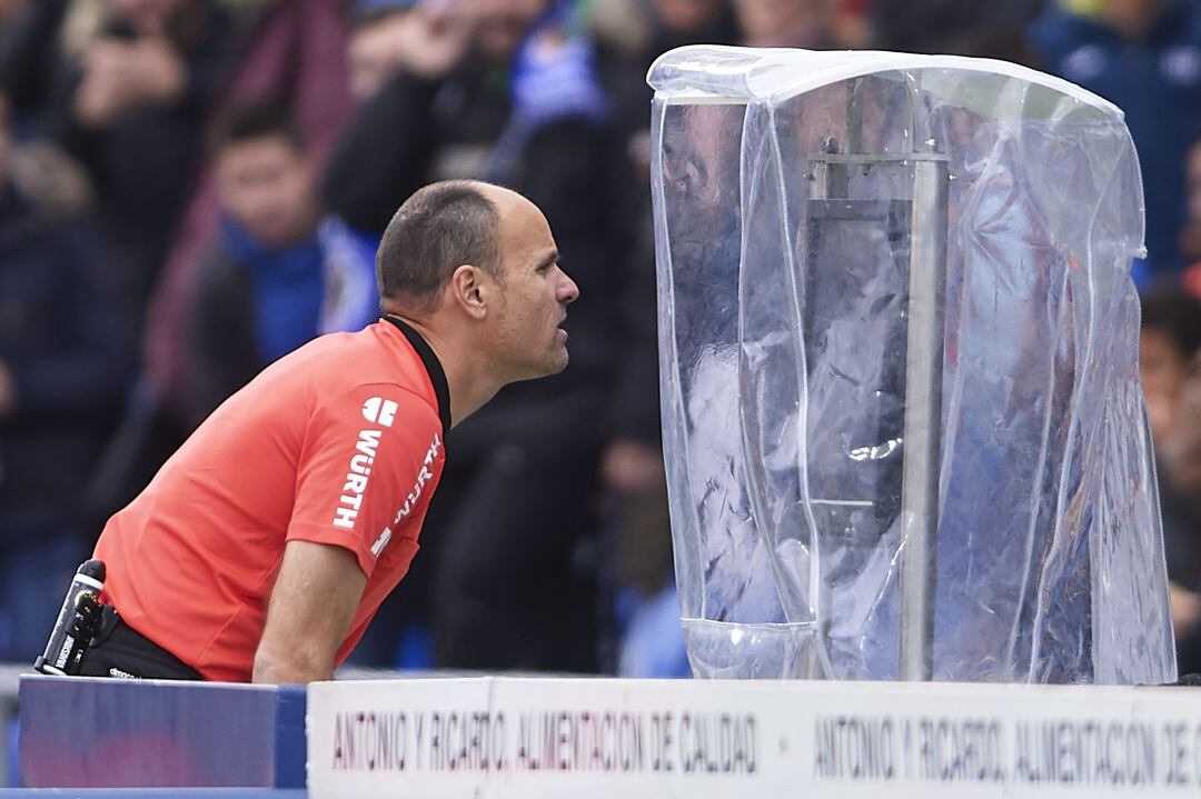 El colegiado Mateu Lahoz consulta el VAR durante el Getafe-Sevilla del pasado mes de abril