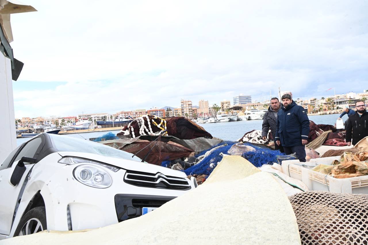 López Miras visita la zona afectada por la manga marina