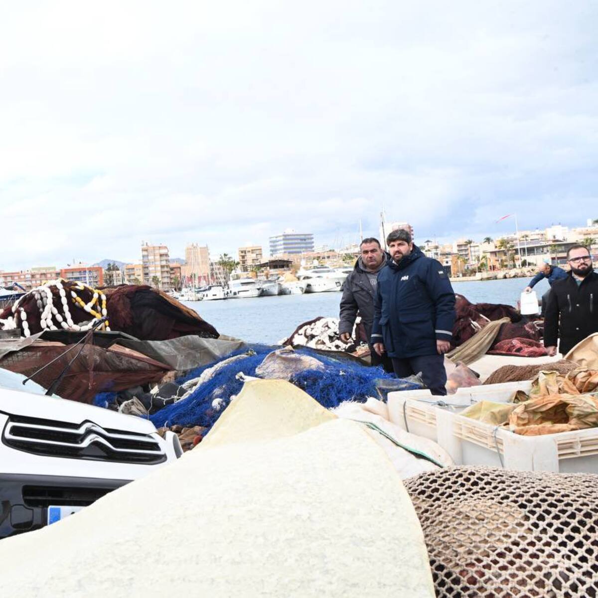 La zona del puerto deportivo y pesquero de Mazarrón es donde se concentra la mayor parte de los daños tras la manga marina de este domingo