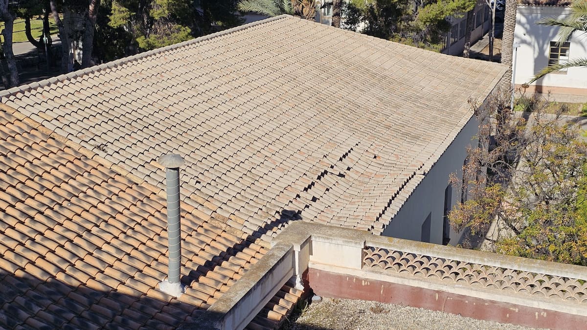 La Universidad de Alicante adopta medidas en varios edificios tras detectar incidencias en sus cubiertas