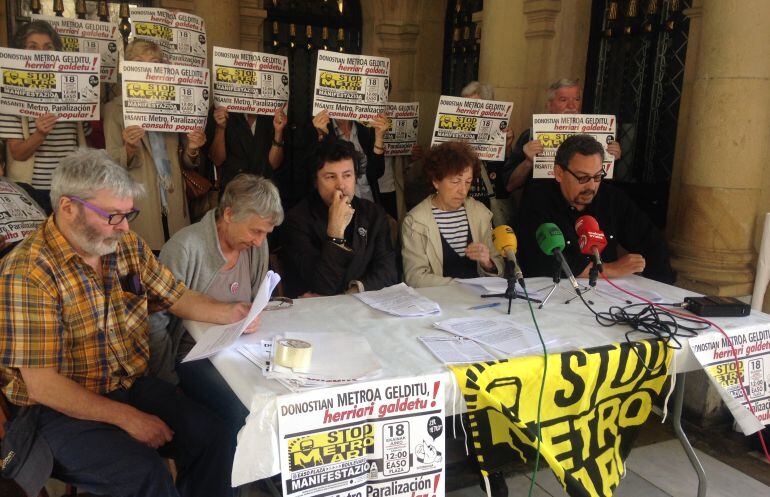 Miembros de satorralaia y algunos de los adheridos al manifiesto para la paralización del Metro Donostialdea