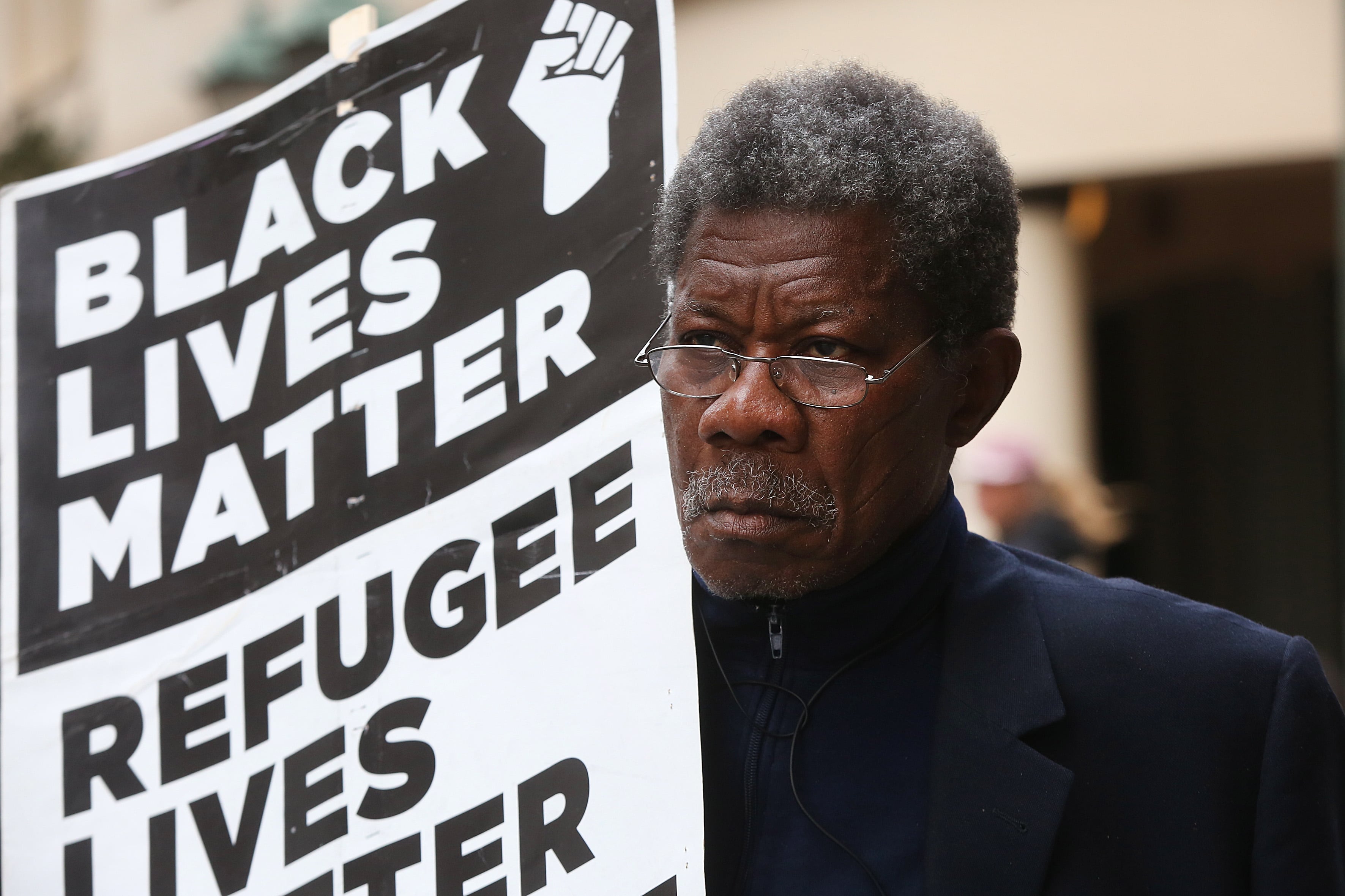 Un participante de una manifestación contra el racismo este mes de marzo en Atenas