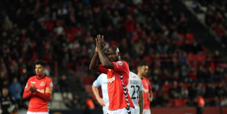 Achille Emaná agraeix l'ovació de l'afició quan és substituït