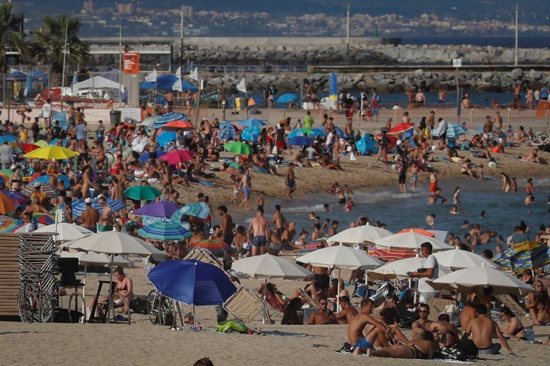 Ambiente este sábado en las playas de Barcelona. Protección Civil de la Generalitat mantiene para este fin de semana la alerta del plan Procicat por ola de calor ante la previsión de que se registren temperaturas máximas extremas en buena parte de Cataluña.