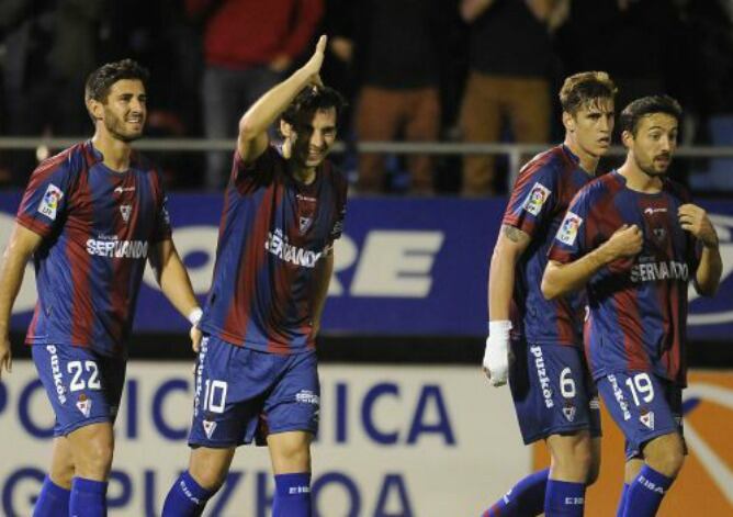 Mikel Arruabarrena celebra uno de los dos goles que marcó al Deportivo en la primera vuelta disputada en Ipurua.