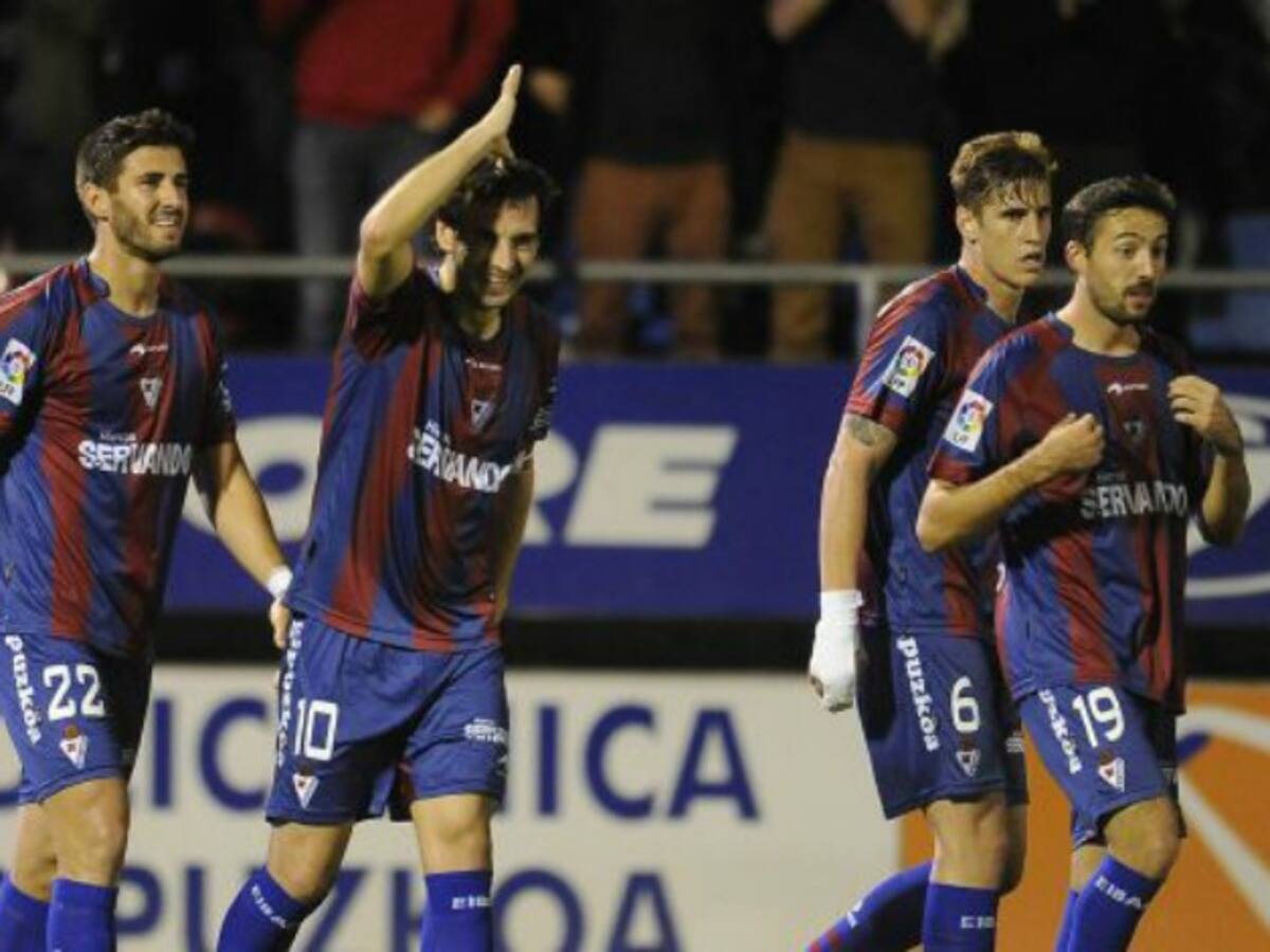 El Eibar rescata un punto y merece la remontada en Riazor