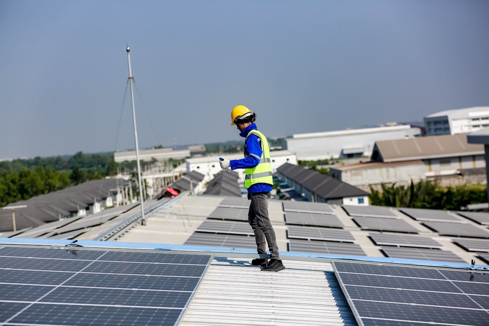 Trabajador instalando paneles solares.