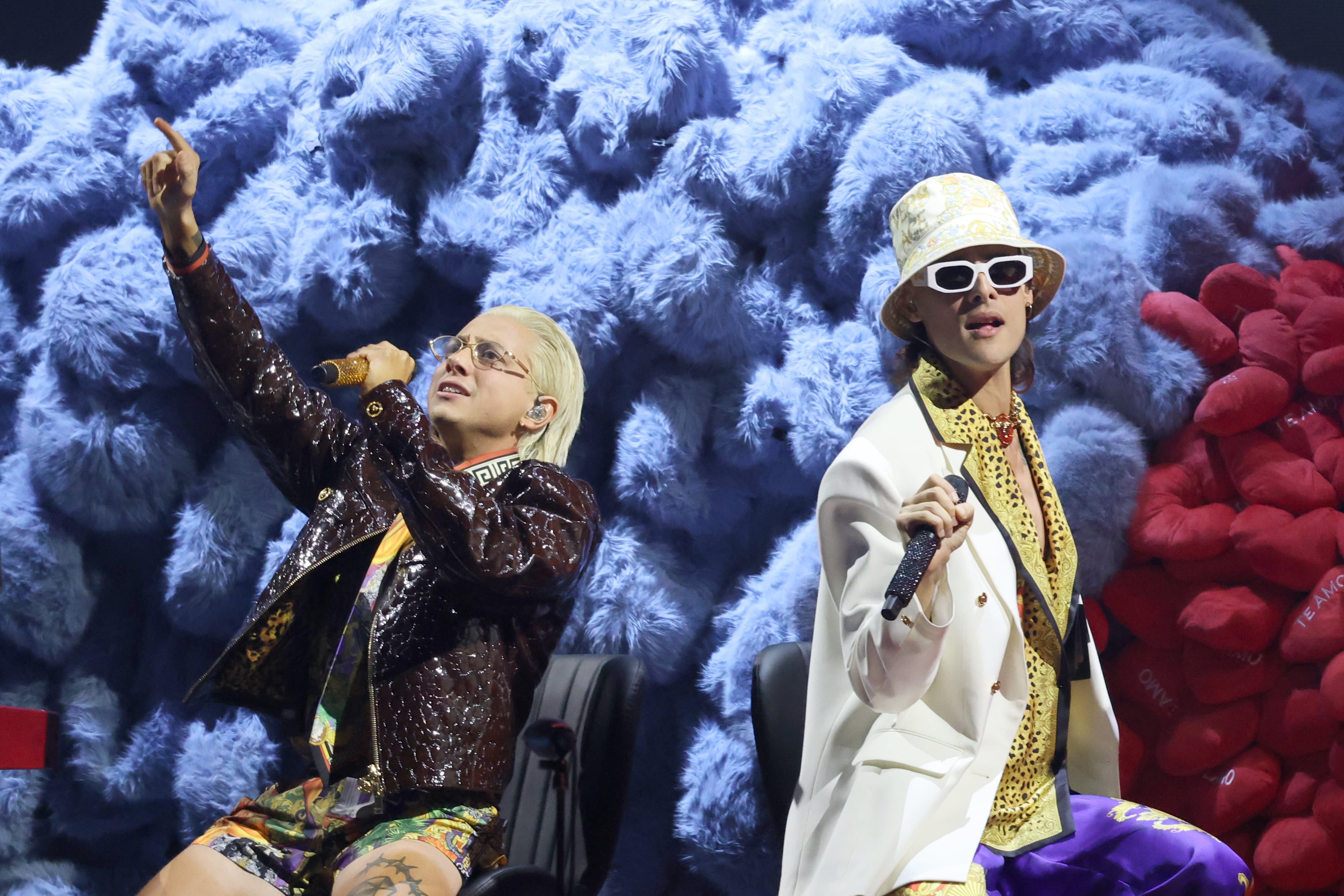 Los argentinos Ca7riel (d) y Paco Amoroso (i) en la ceremonia de los Latin Grammy.