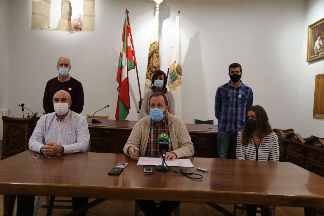 El alcalde de Hondarribia junto a su Equipo de Gobierno ha contestado a las criticas de la oposición.