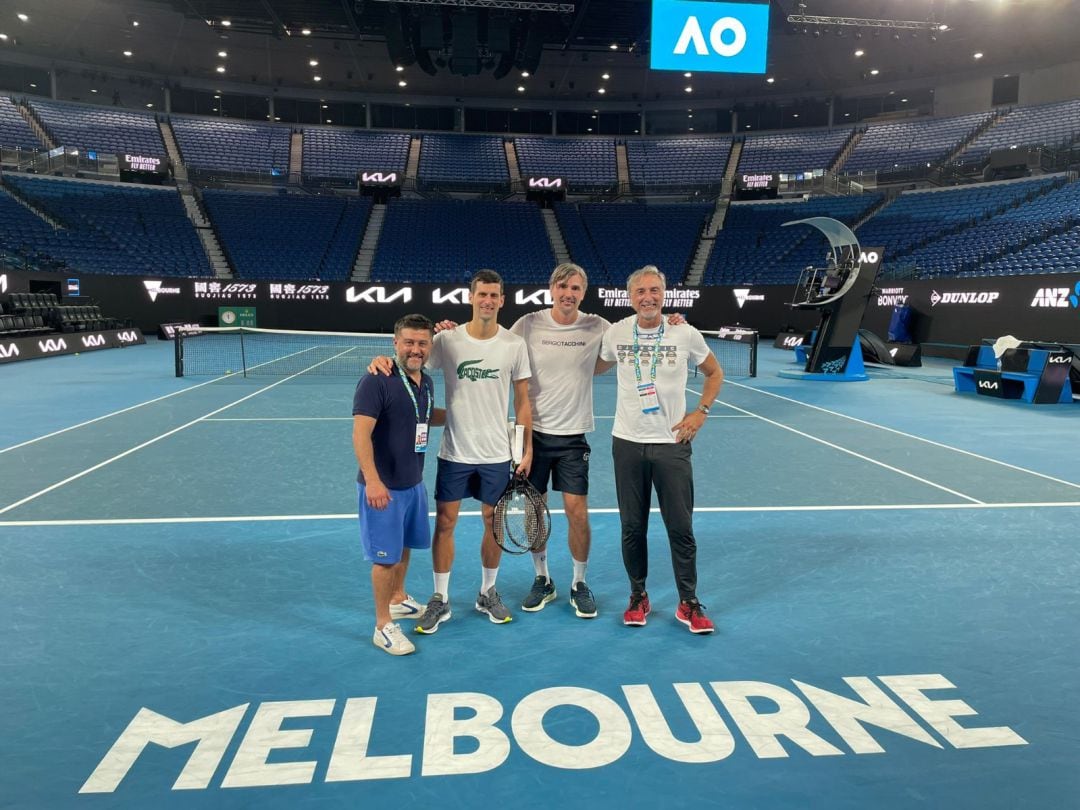 El tenista serbio posa junto a su equipo en la pista del Open de Australia