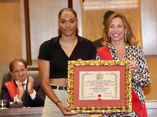 La futbolista Salma Paralluelo, Hija Predilecta de Zaragoza, junto a la alcaldesa, Natalia Chueca