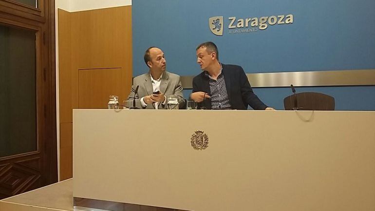 El concejal de Hacienda, Fernando Rivarés, con el concejal de CHA, Carmelo Asensio. En la silla vacía se esperaba al PSOE, que ha comparecido aparte