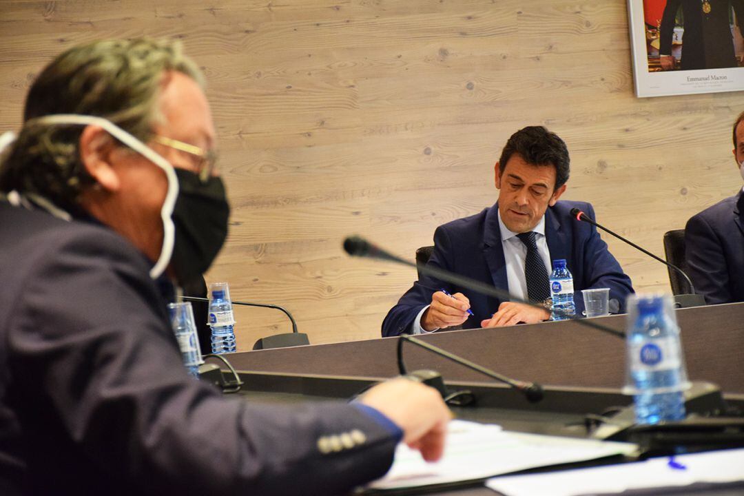 El conseller de la minoria Enric Dolsa, en primer terme, i el cònsol major, Josep Àngel Mortés, durant la sessió de comú d'Ordino d'aquest dijous.