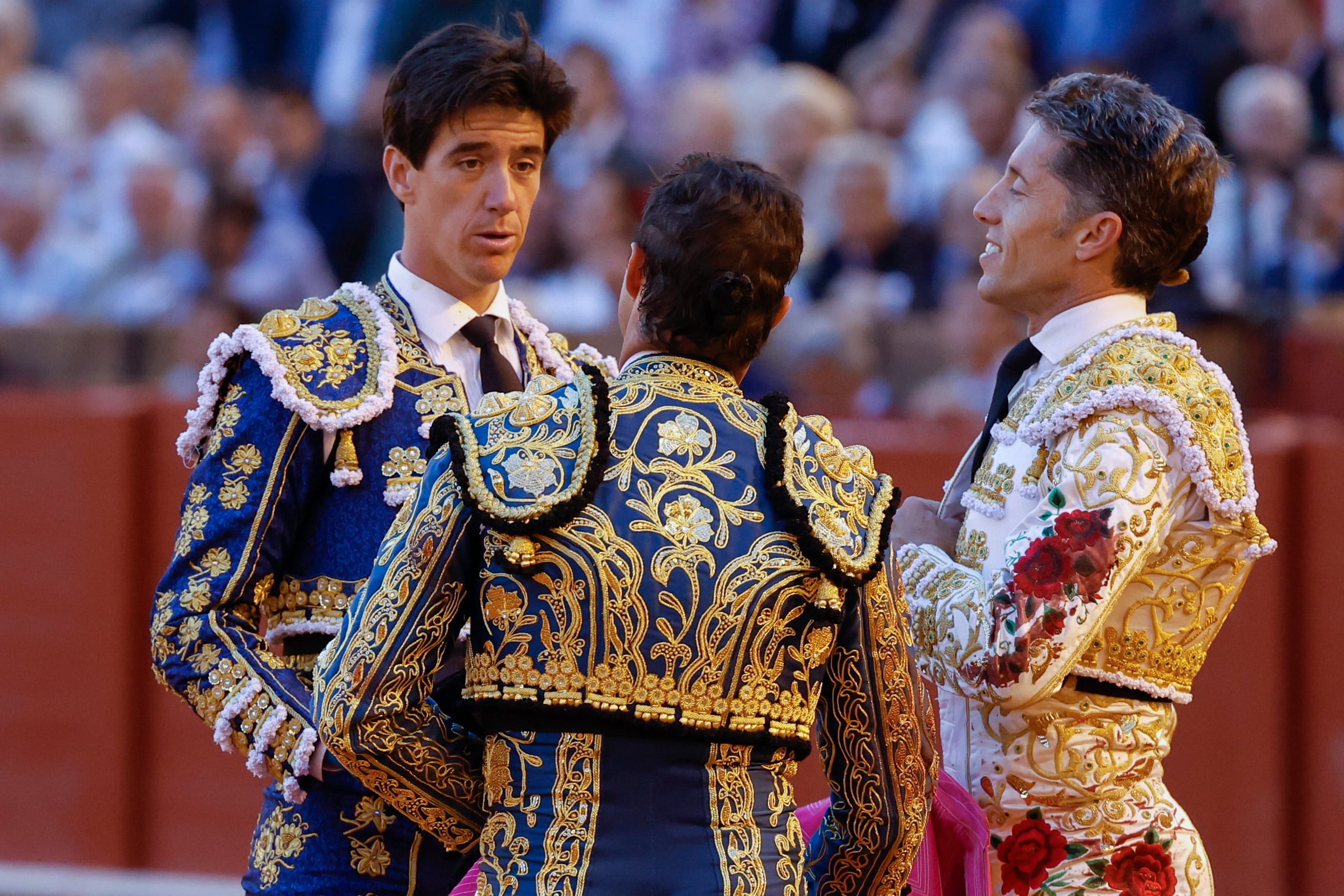 SEVILLA, 21/04/2024.- El diestro Esaú Fernández (i) acompañado por Manuel Escribano (d) y David Fandila &quot;El Fandi&quot; tras el sexto toro de la tarde en el último festejo de la Feria de Abril, hoy domingo en la Real Maestranza de Sevilla, con toros de Miura. EFE/Julio Muñoz
