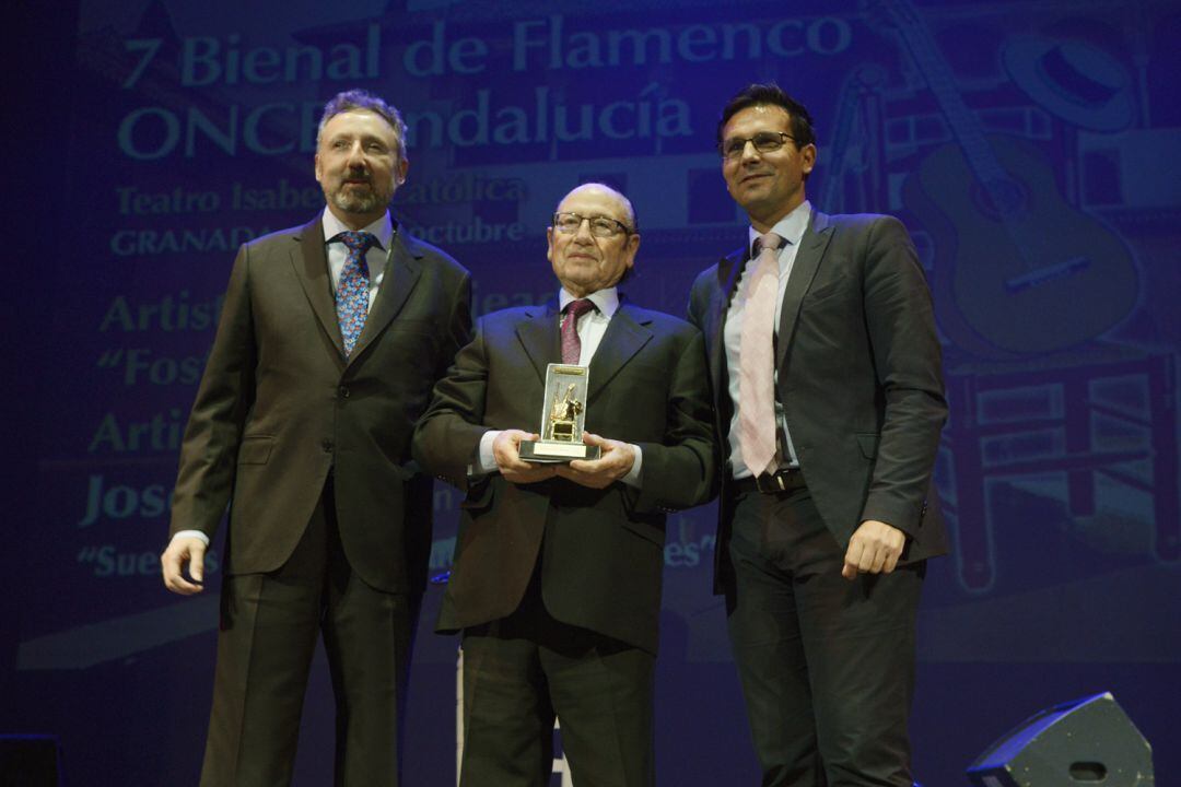 Fosforito recibe de manos del responsable de la ONCE y del alcalde de Granada el premio de la organización por sus 70 años de cante