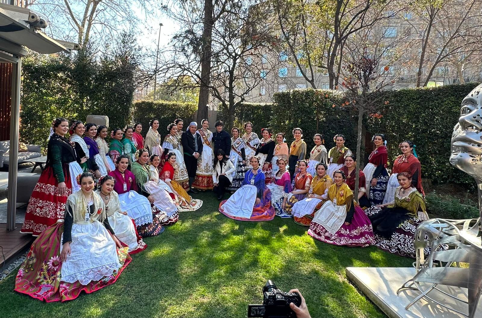 El chef Jordi Cruz recibe a las candidatas a Reina de la Huerta 2023 durante su convivencia en Barcelona