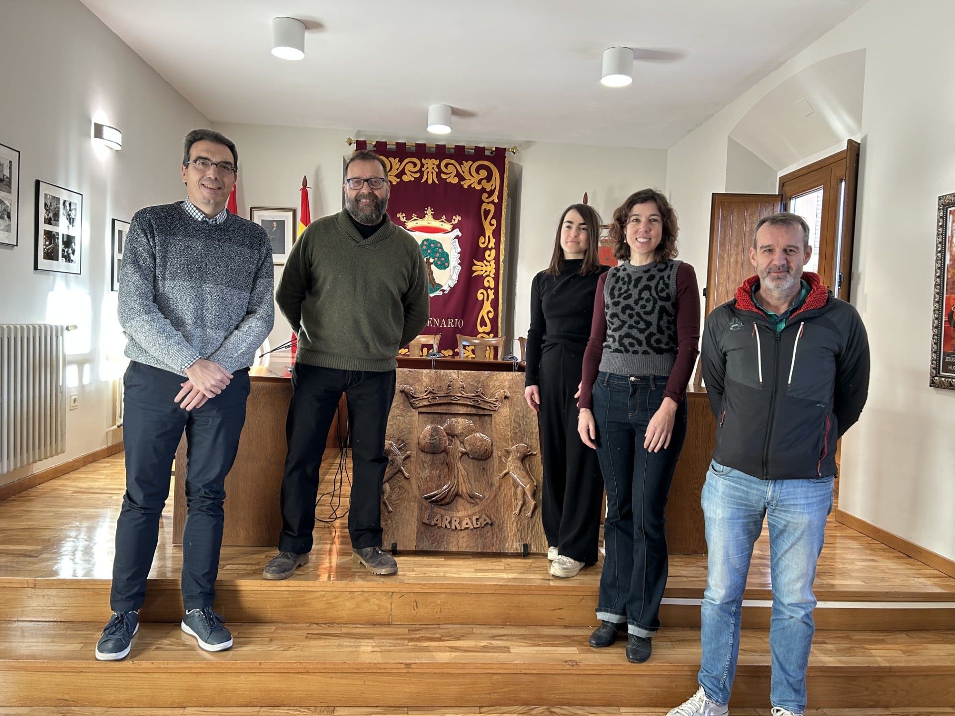 Fernando Urra (Fundación Caja Navarra), Daniel Campanero (Algas Comunicación), María Beriain (Ayuntamiento Larraga), Beatriz Gallego(Labrit Patrimonio) y Rafael García (Vitis Navarra)
