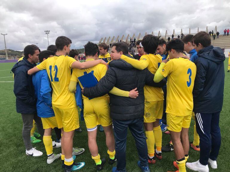 Jugadores y cuerpo técnico formaron una piña, al final del partido frente al Real Valladolid