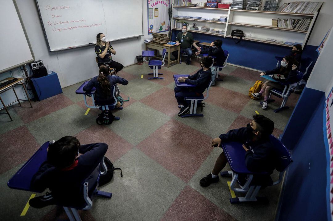 Alumnos de una escuela particular participan de una clase durante el regreso de algunas escuelas, este martes, en la ciudad de Río de Janeiro.