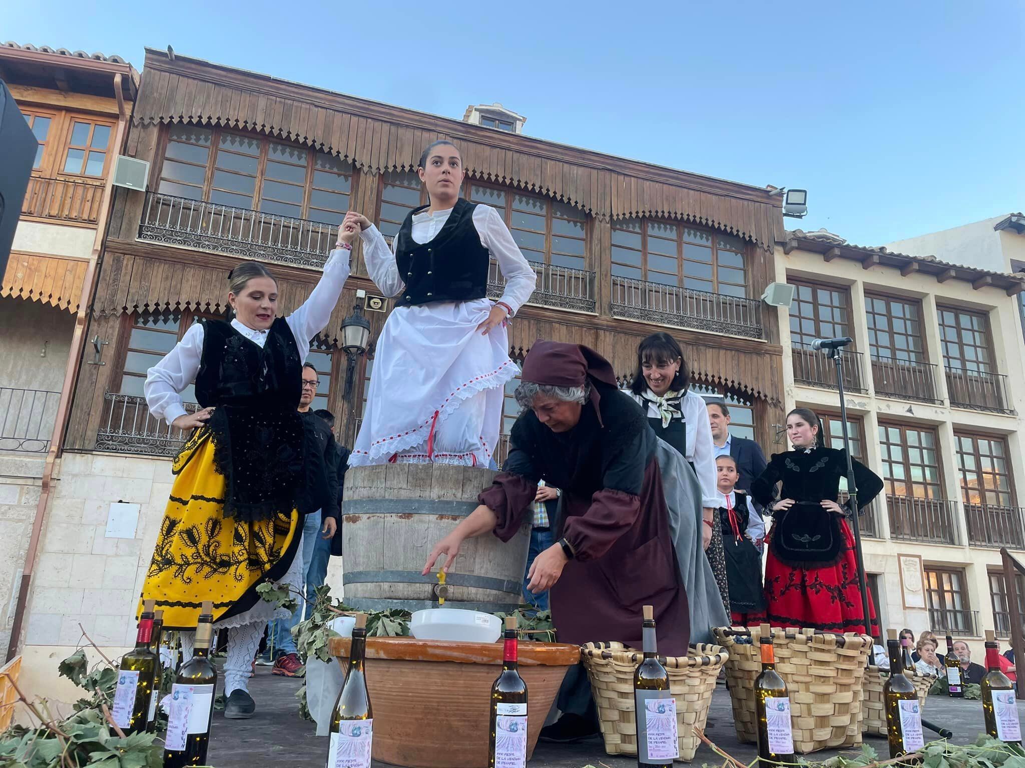 El primer pisado de la uva de la vendimia con el protagonismo para Paula Ruiz