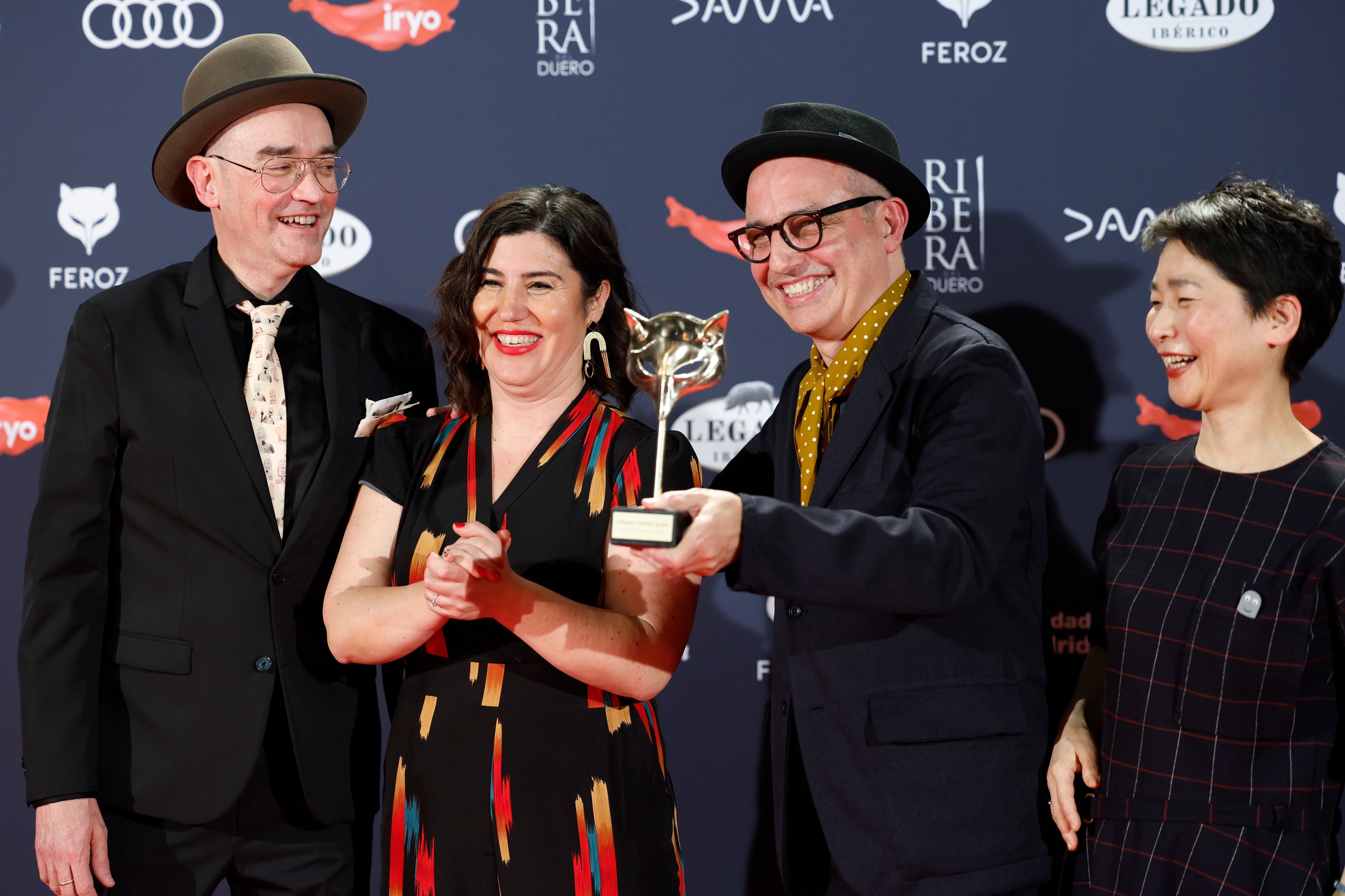 MADRID, 26/01/2024.- El director Pablo Berger (2d) y su equipo tras recibir el Feroz a mejor película de comedia por &quot;Robot Dreams&quot;, durante la gala de la undécima edición de los Premios Feroz, galardones que entrega la Asociación de Informadores Cinematográficos de España (AICE), este viernes en el Palacio de Vistalegre, en Madrid. EFE/Mariscal
