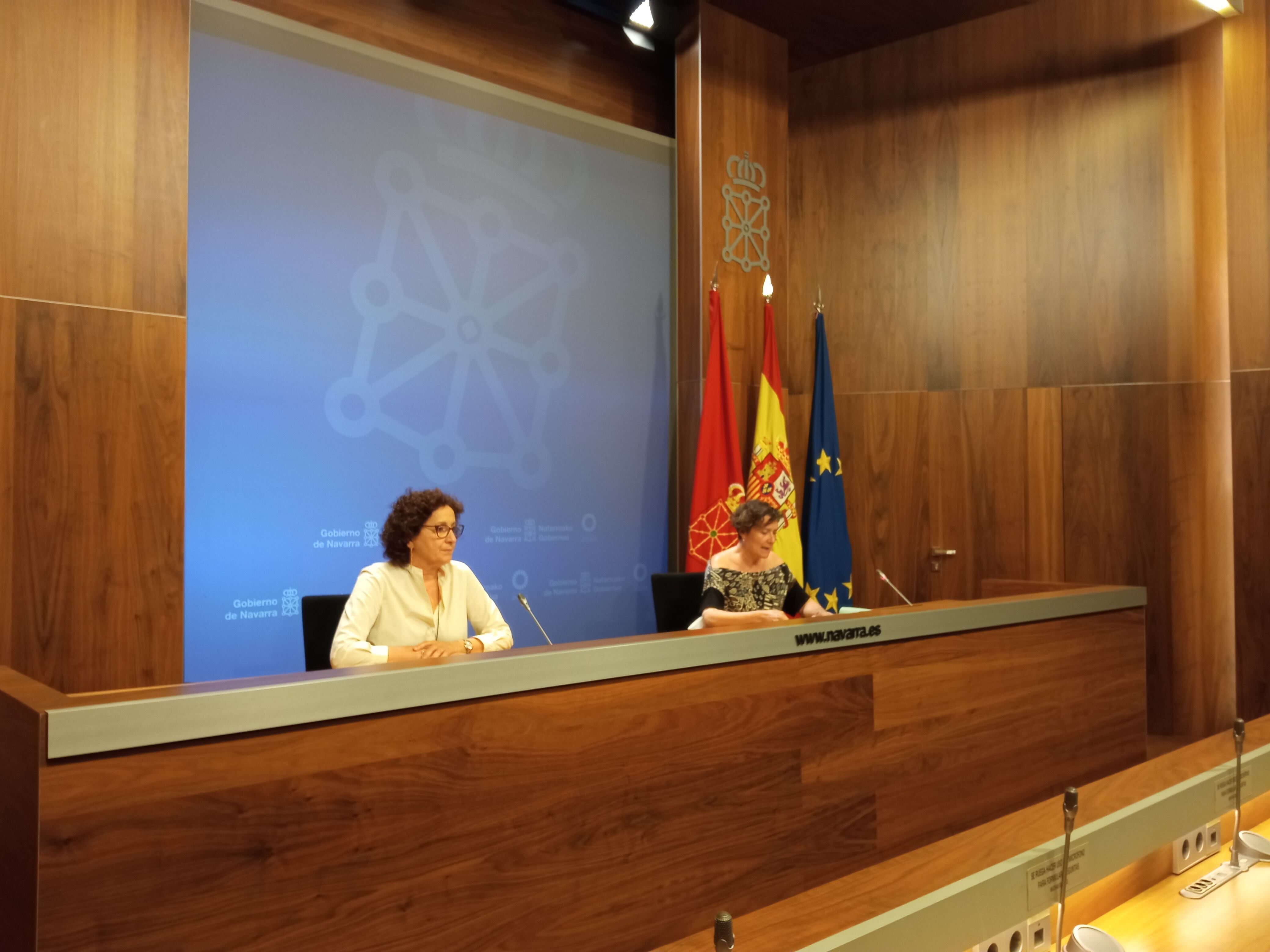 Mari Carmen Maeztu, consejera de derechos sociales, e Inés Francés, directoira gerente de la Agencia de Autonomía y Desarrollo de las Personas