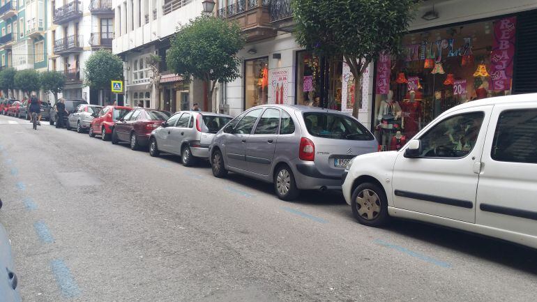 Coches estacionados en la calle Melitón Pérez del Camino.