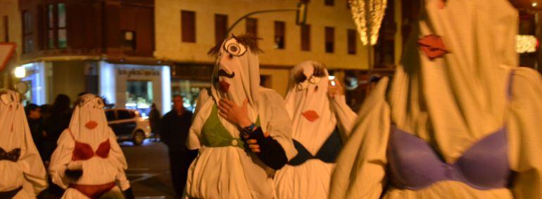 Las fantasmas sexys fueron las ganadoras del desfile popular