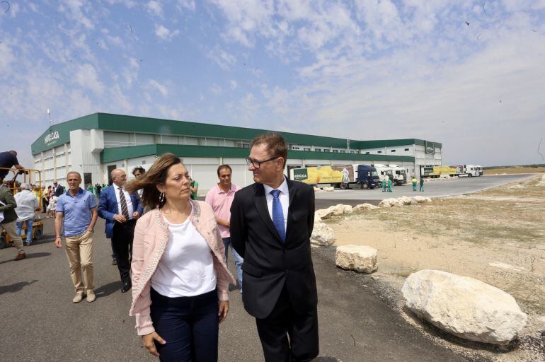 La consejera de Agricultura y Ganadería y portavoz de la Junta, Milagros Marcos, inaugura el nuevo centro logístico de Huercasa.  
 
