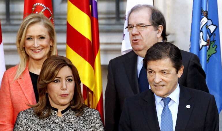 La presidenta de Andalucía, Susana Díaz (primera fila-i), el presidente de Asturias, Javier Fernández (primera fila-d), la presidenta de la Comunidad de Madrid, Cristina Cifuentes (segunda fila-i), y el presidente de Castilla y León, Juan Vicente Herrera 