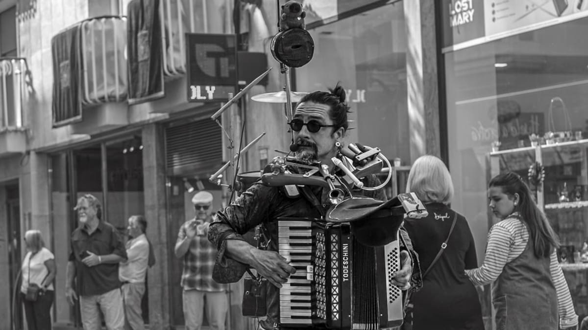 Un músico callejero convierte la Trapería en un escenario improvisado