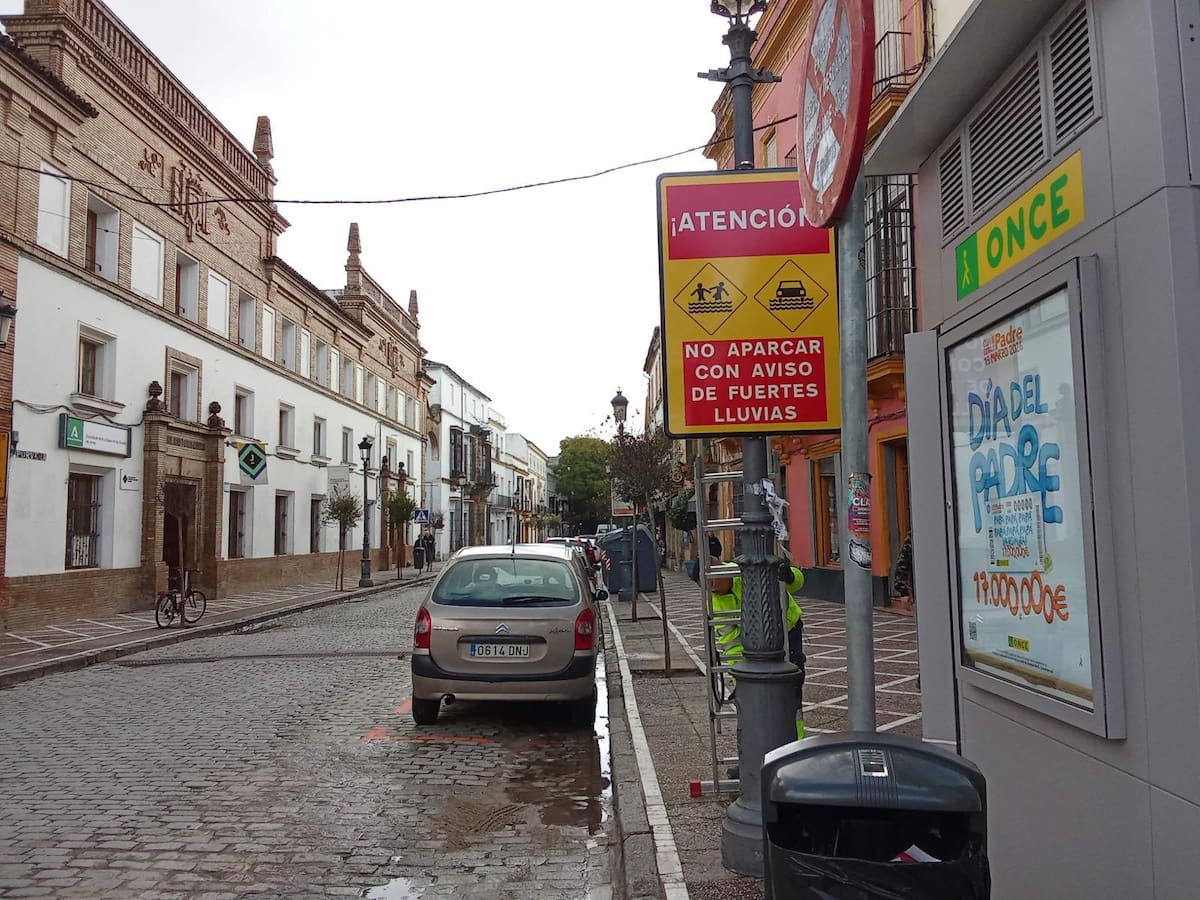 El Ayuntamiento coloca carteles de advertencia a vehículos en zonas inundables