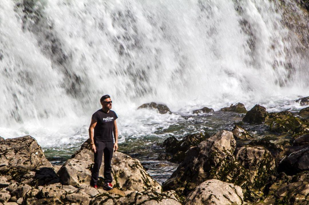 Onofre Alonso en el salto de agua del Restaño en Amieva