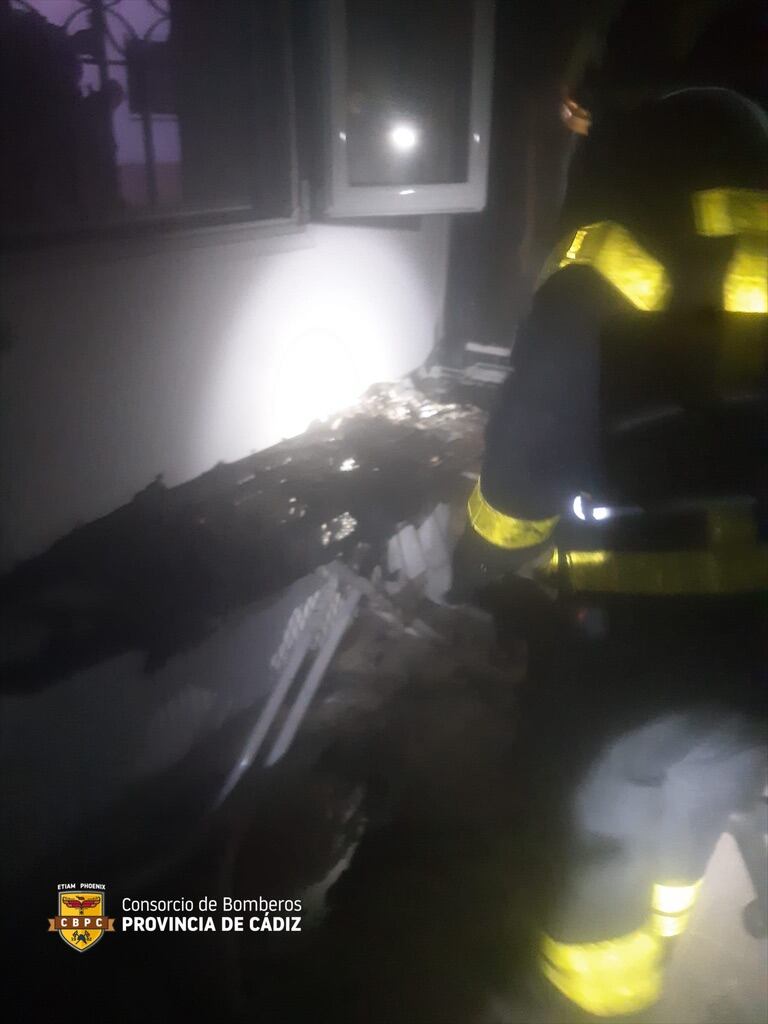 Los bomberos de Jerez durante el incendio en una vivienda de El Torno