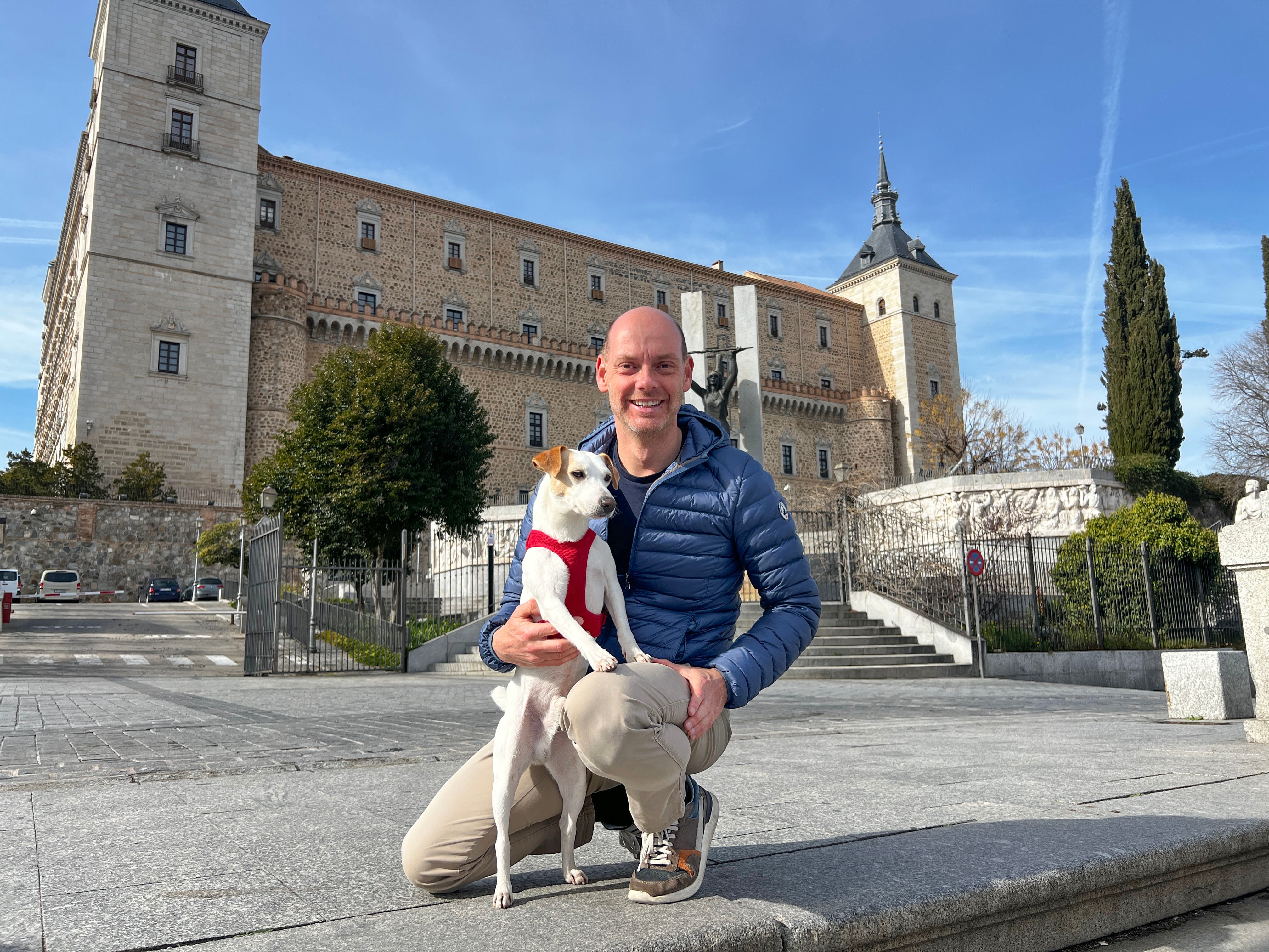 El perro &#039;influencer&#039; Pipper ha hecho parada en Toledo, junto a su cuidador, el periodista Pablo Muñoz