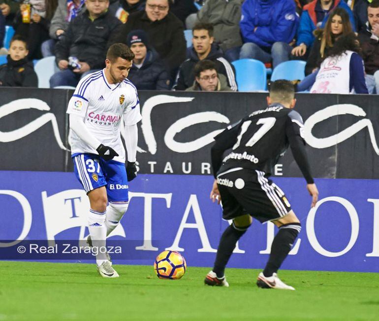 Xiscu conduce la pelota en el partido contra el Oviedo en la Romareda
