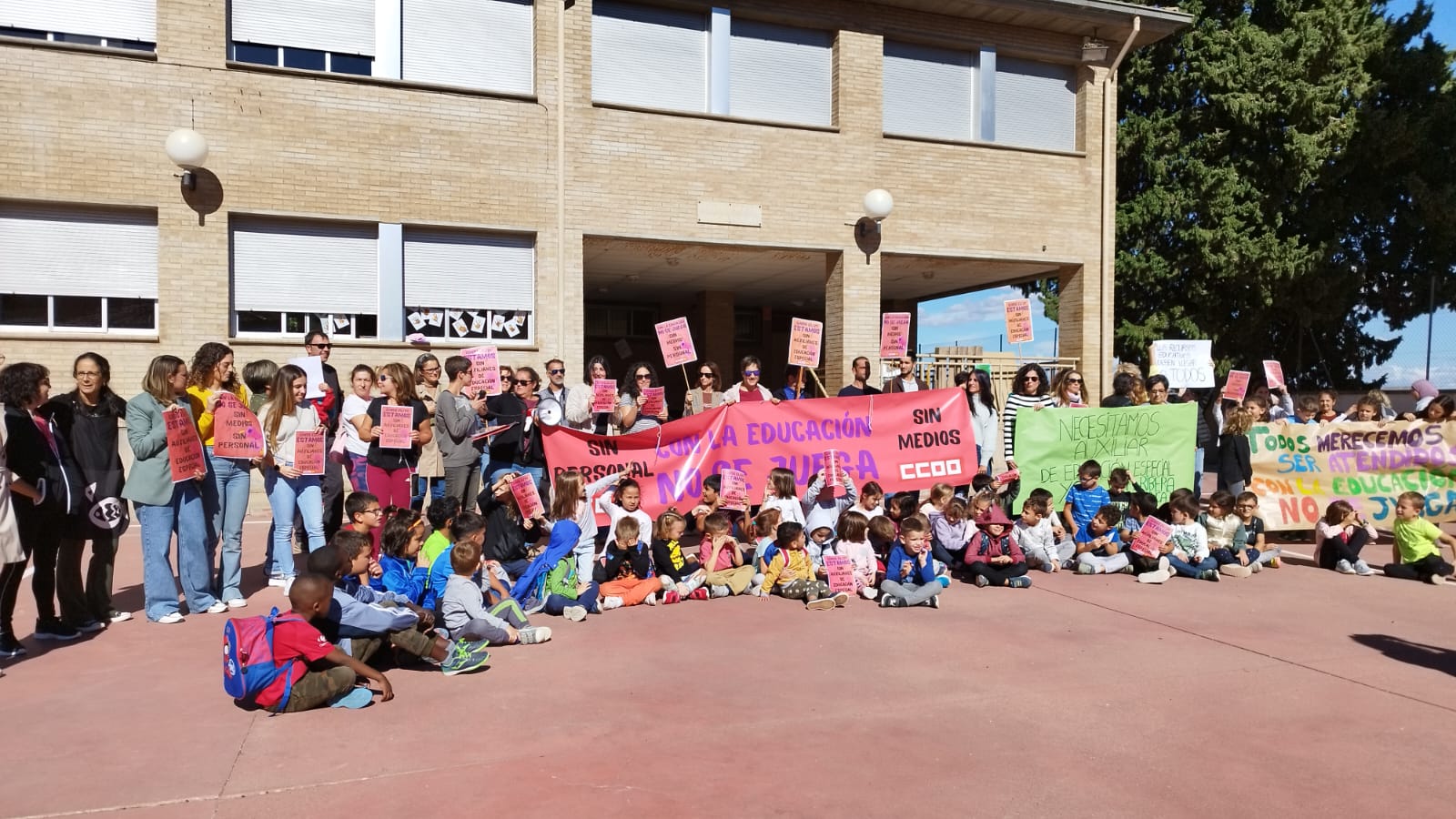 Concentración en Torrente de Cinca para pedir los auxiliares de Educación Especial